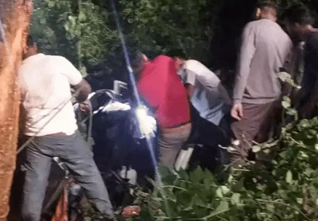 कुएं में गिरी श्रद्धालुओं की कार