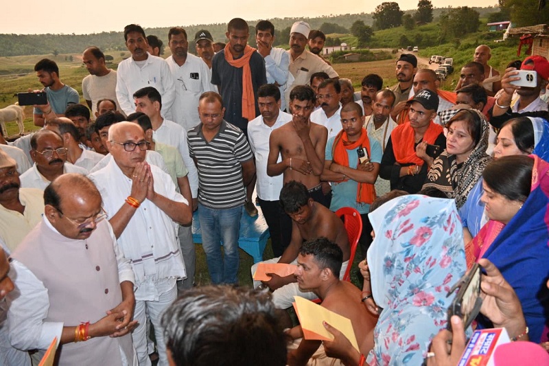 मंत्री जायसवाल ने सीधी सड़क दुर्घटना पीड़ित परिवारों से भेंट कर व्यक्त की शोक संवेदना मंत्री जायसवाल ने सीधी सड़क दुर्घटना पीड़ित परिवारों से भेंट कर व्यक्त की शोक संवेदना