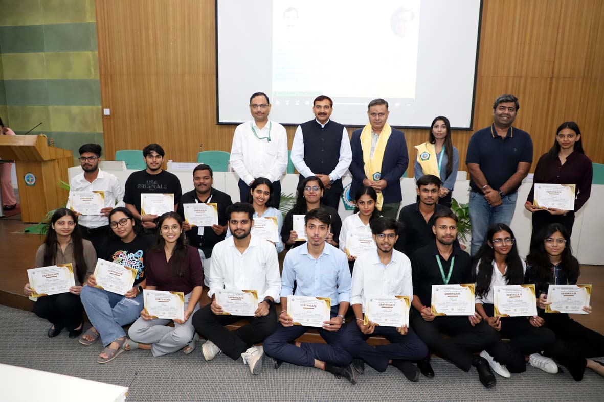 कुलपति प्रो. नरसी राम बिश्नोई के साथ कार्यक्रम समन्वयक एवं मार्गदर्शन दल के सदस्य। कुलपति प्रो. नरसी राम बिश्नोई के साथ कार्यक्रम समन्वयक एवं मार्गदर्शन दल के सदस्य।