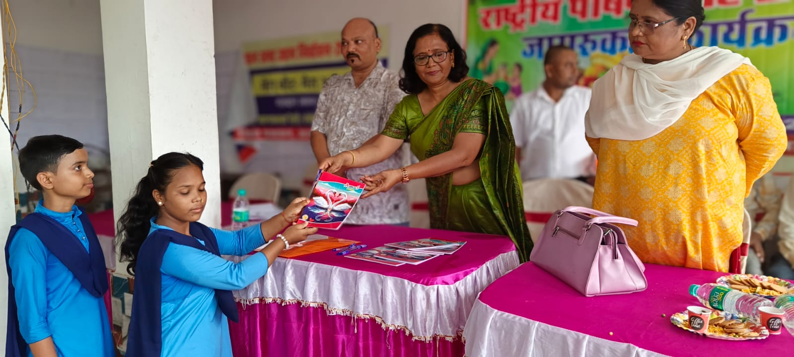अररिया फोटो:प्रतिभागियों को पुरस्कार