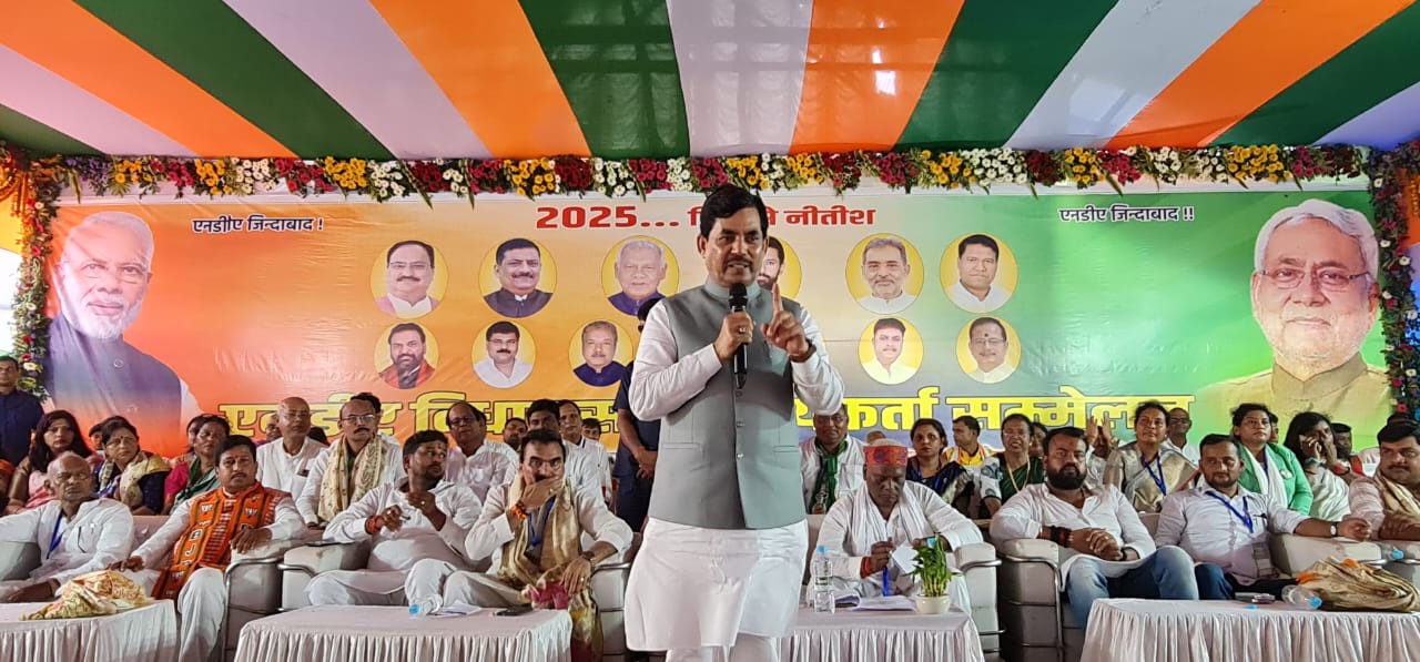 संबोधित करते शहनवाज हुसैन