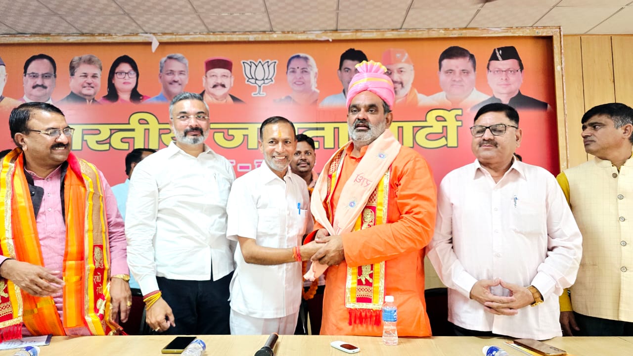 संबोधित करते हुए स्वामी यतीश्वरानंद
