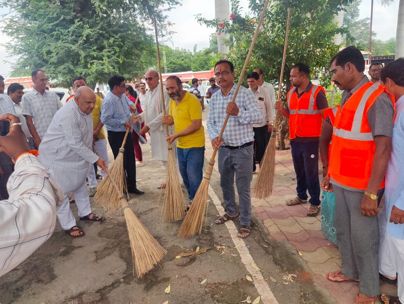 मंत्री करणसिंह वर्मा ने सीहोर के इछावर सिविल अस्पताल में झाडू लगाकर नागरिकों को स्वच्छता का दिया संदेश मंत्री करणसिंह वर्मा ने सीहोर के इछावर सिविल अस्पताल में झाडू लगाकर नागरिकों को स्वच्छता का दिया संदेश