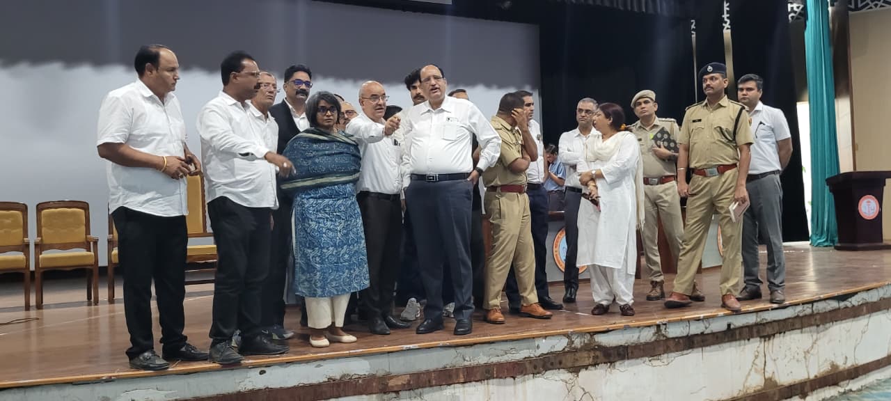 सर्वोच्च न्यायालय के मुख्य न्यायाधीश गवई आएंगे बीकानेर, तैयारियों का लिया जायजा सर्वोच्च न्यायालय के मुख्य न्यायाधीश गवई आएंगे बीकानेर, तैयारियों का लिया जायजा