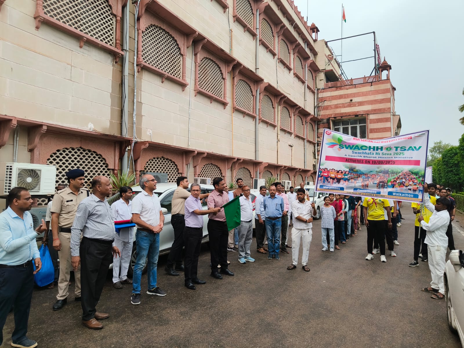 कोटा रेल मंडल में स्वच्छता रैली के साथ वॉकथॉन को दिखाई हरी झंडी कोटा रेल मंडल में स्वच्छता रैली के साथ वॉकथॉन को दिखाई हरी झंडी