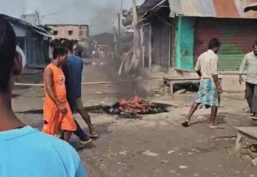 टायर जला कर आक्रोश व्यक्त करते लोग
