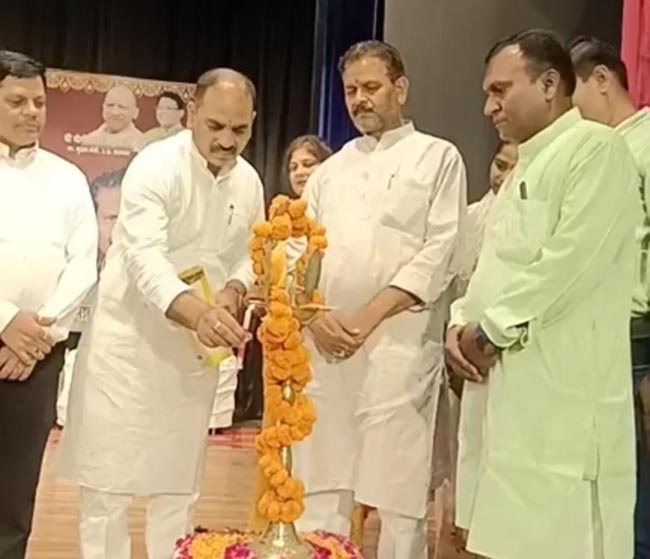 दीप प्रज्ज्वलित करते अतिथिगण