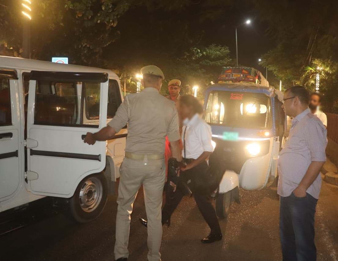 रात्रि भ्रमण के दौरान सीएनजी ऑटो में अकेले सफर करती महिला को अपनी गाड़ी से घर भिजवाते एसएसपी सतपाल अंतिल।