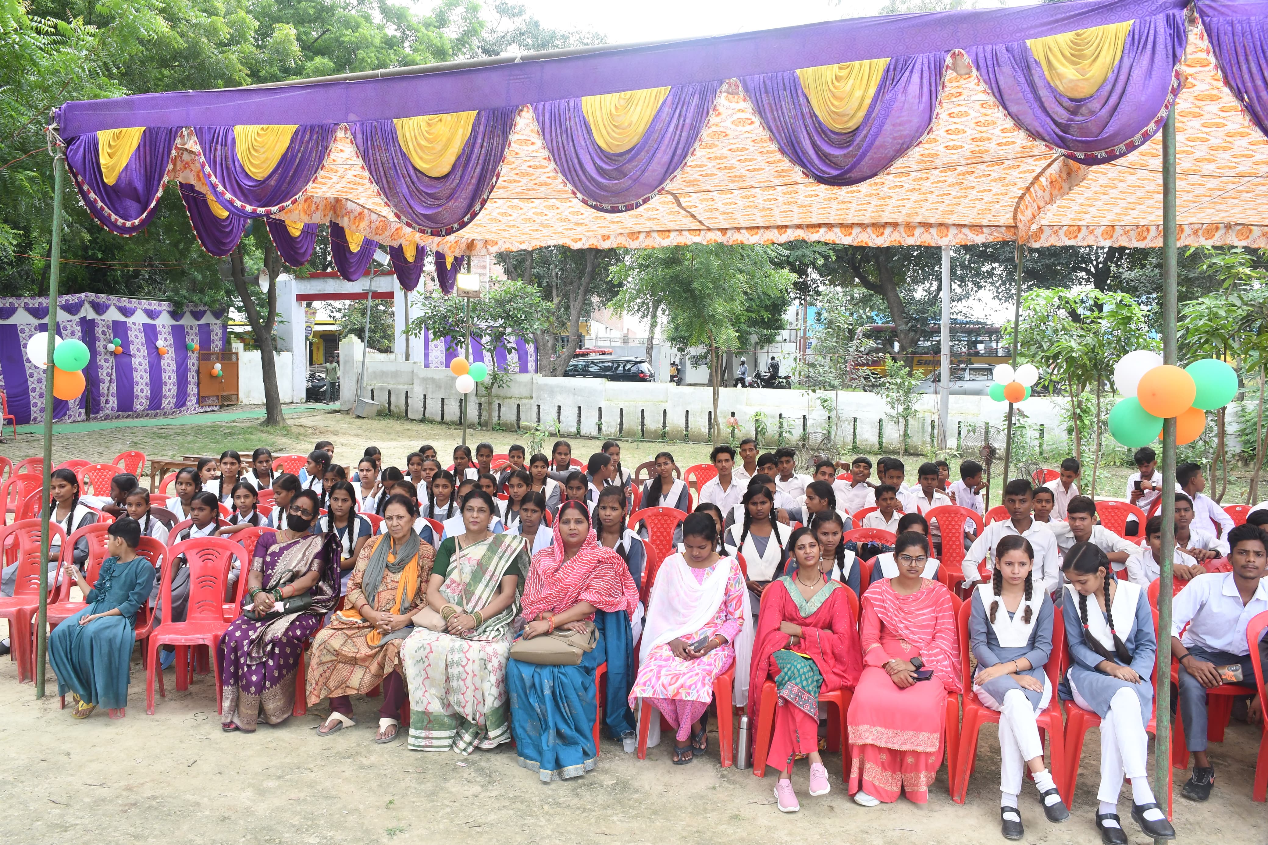 कार्यक्रम में मौजूद लोग कार्यक्रम में मौजूद लोग