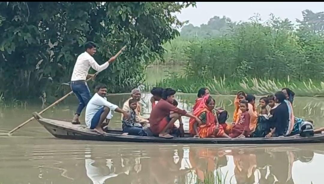 पश्चिम चंपारण के दियारा क्षेत्रों में घुसने लगा बाढ़ का पानी। पश्चिम चंपारण के दियारा क्षेत्रों में घुसने लगा बाढ़ का पानी।