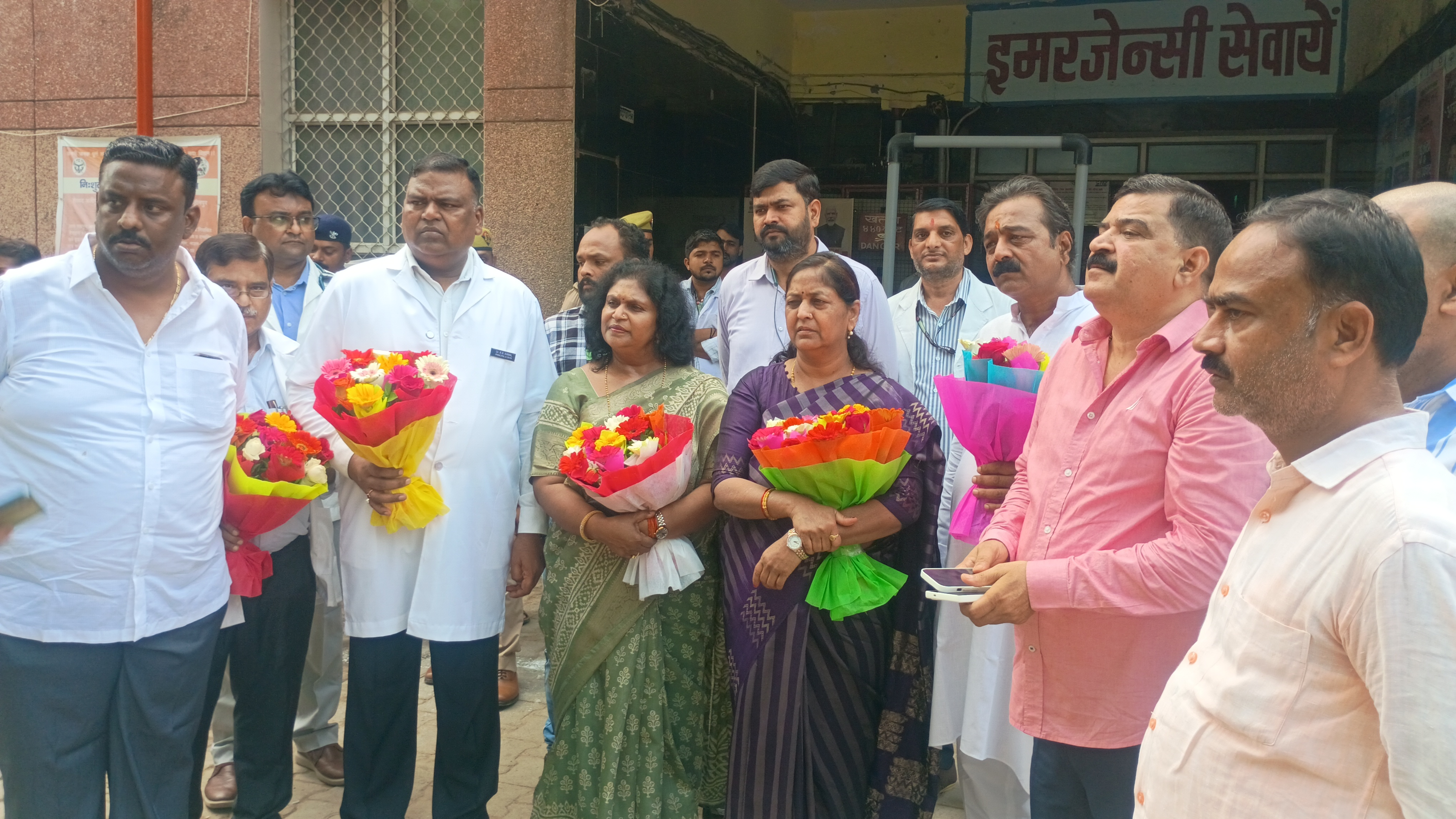 उप मुख्यमंत्री बृजेश पाठक का जिला अस्पताल में स्वागत करते हुए मुख्य चिकित्सा अधिकारी डॉ लक्ष्मी सिंह उप मुख्यमंत्री बृजेश पाठक का जिला अस्पताल में स्वागत करते हुए मुख्य चिकित्सा अधिकारी डॉ लक्ष्मी सिंह