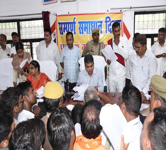 प्रयागराज के सोरांव तहसील में समाधान दिवस पर सुनवाई करते हुए जिलाधिकारी मनीष कुमार वर्मा का छाया चित्र