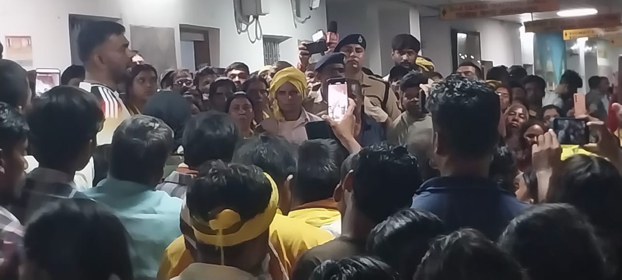 समर्थकों के बीच टाइगर जयराम महतो