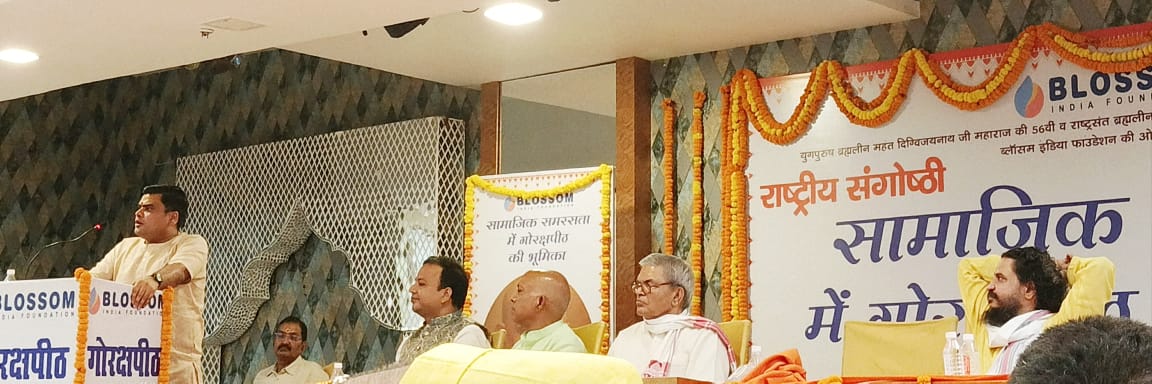 आचार्य सांतनु महाराज संबोधित करते हुए आचार्य सांतनु महाराज संबोधित करते हुए