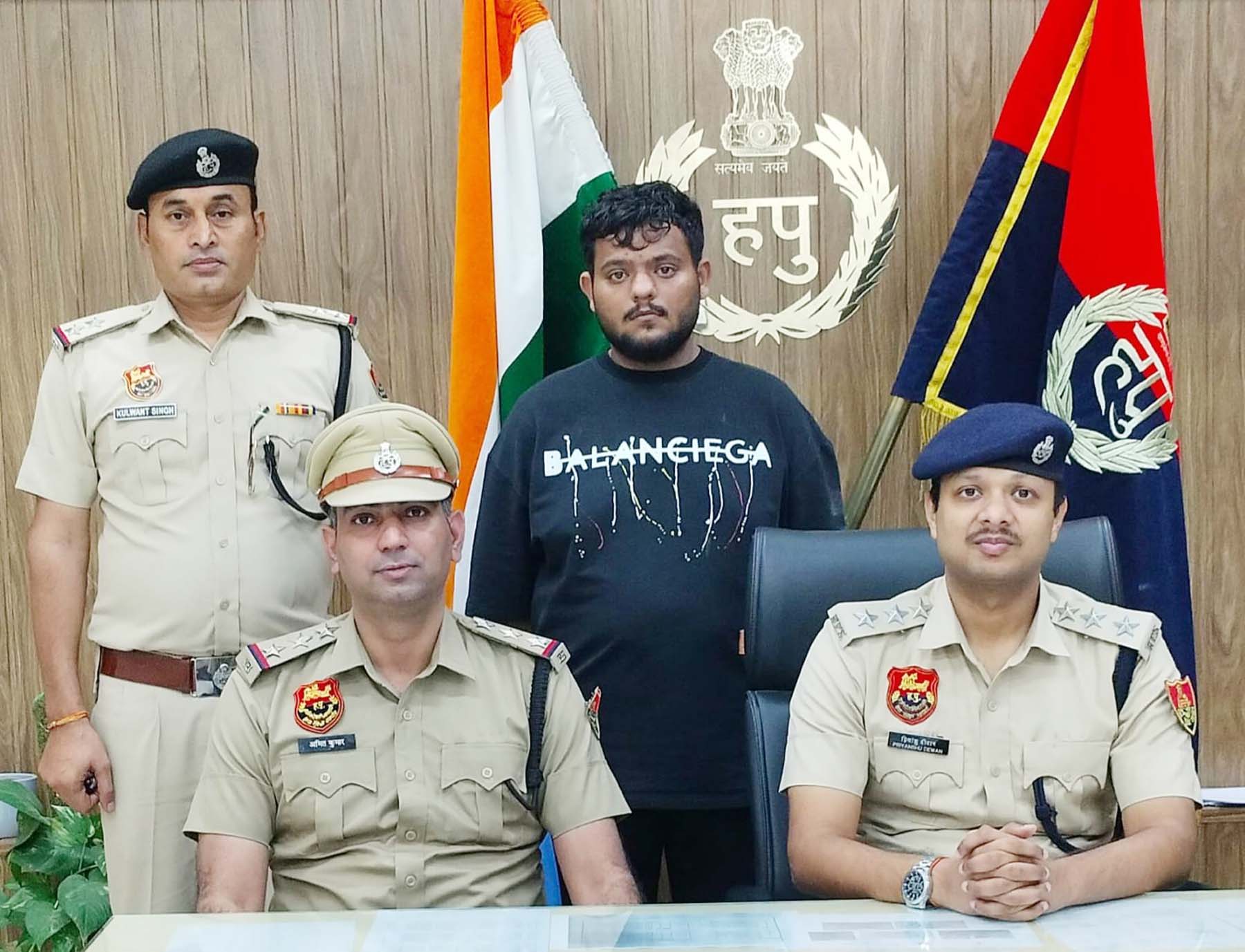गुरुग्राम पुलिस की गिरफ्त में साइबर ठगों को बैंक खाते उपलब्ध कराने का आरोपी।
