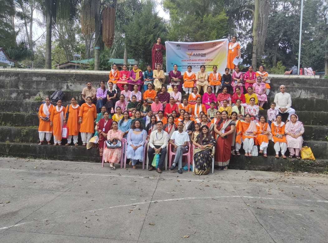 कार्यक्रम के दौरान मौजूद प्रतिभागी।