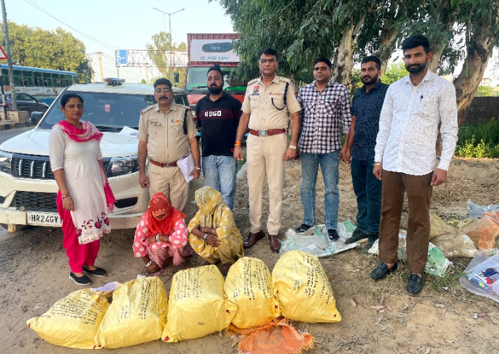 चूरापोस्त के साथ पकड़ी गई आरोपी महिलाएं। चूरापोस्त के साथ पकड़ी गई आरोपी महिलाएं।