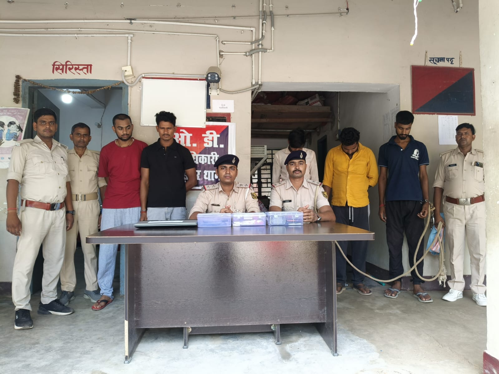पुलिस गिरफ्त में साइबर ठग पुलिस गिरफ्त में साइबर ठग