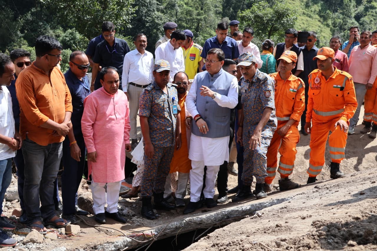 नंदानगर में नुकसान का जायजा लेते हुए अधिकारियों को आवश्यक दिशा निर्देश देते हुए सीएम धामी।
