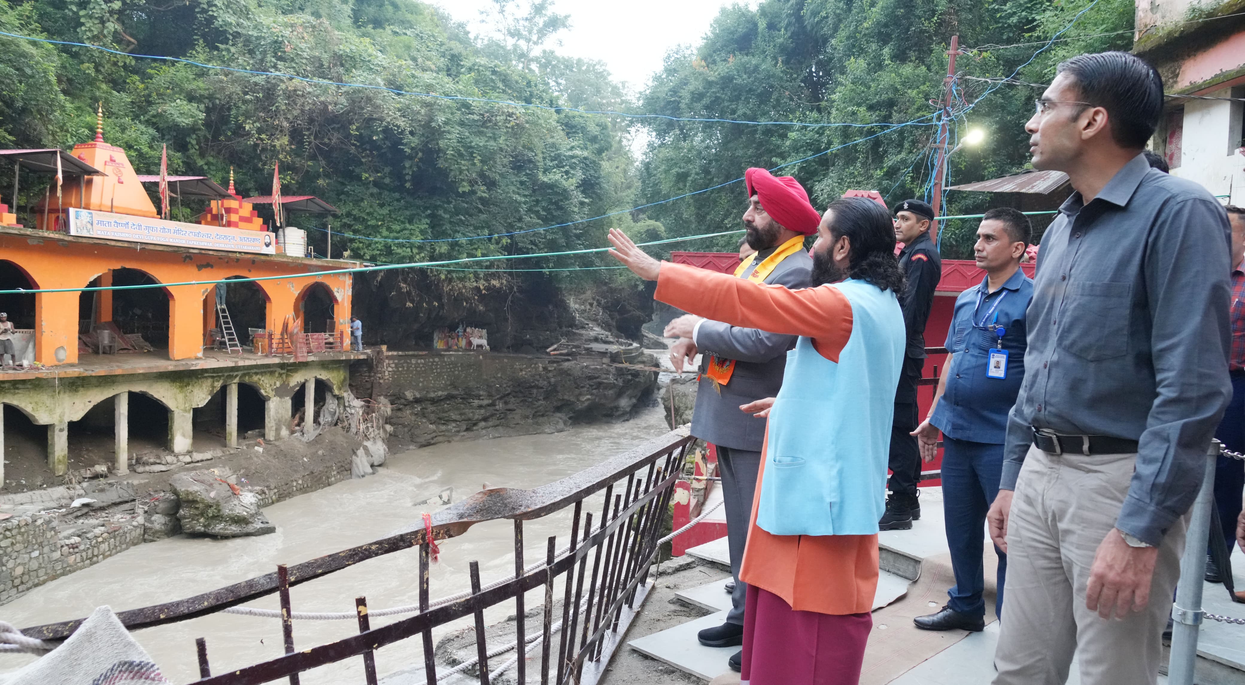 राज्यपाल टपकेश्वर मंदिर में अतिवृष्टि से नुकसान का निरीक्षण करते।