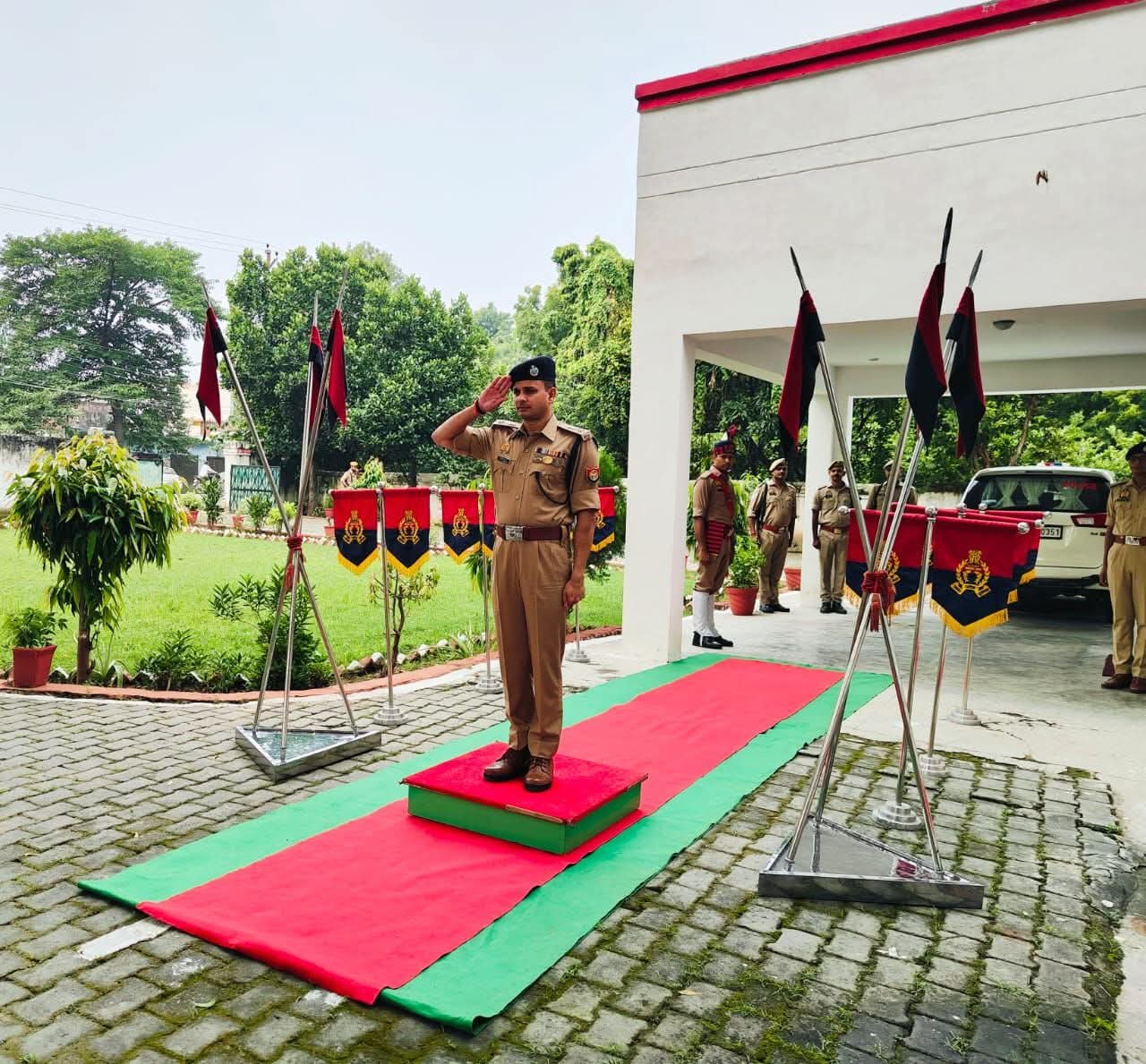 हरदोई में नवागत एसपी अशोक कुमार मीणा ने कार्यभार ग्रहण किया, रिज़र्व पुलिस लाइंस में सलामी