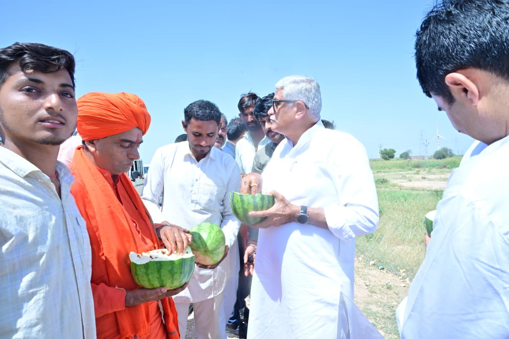 केंदीय मंत्री शेखावत ने किसानों संग चखा तरबूज स्वाद, शोक सभाओं में भी शामिल हुए