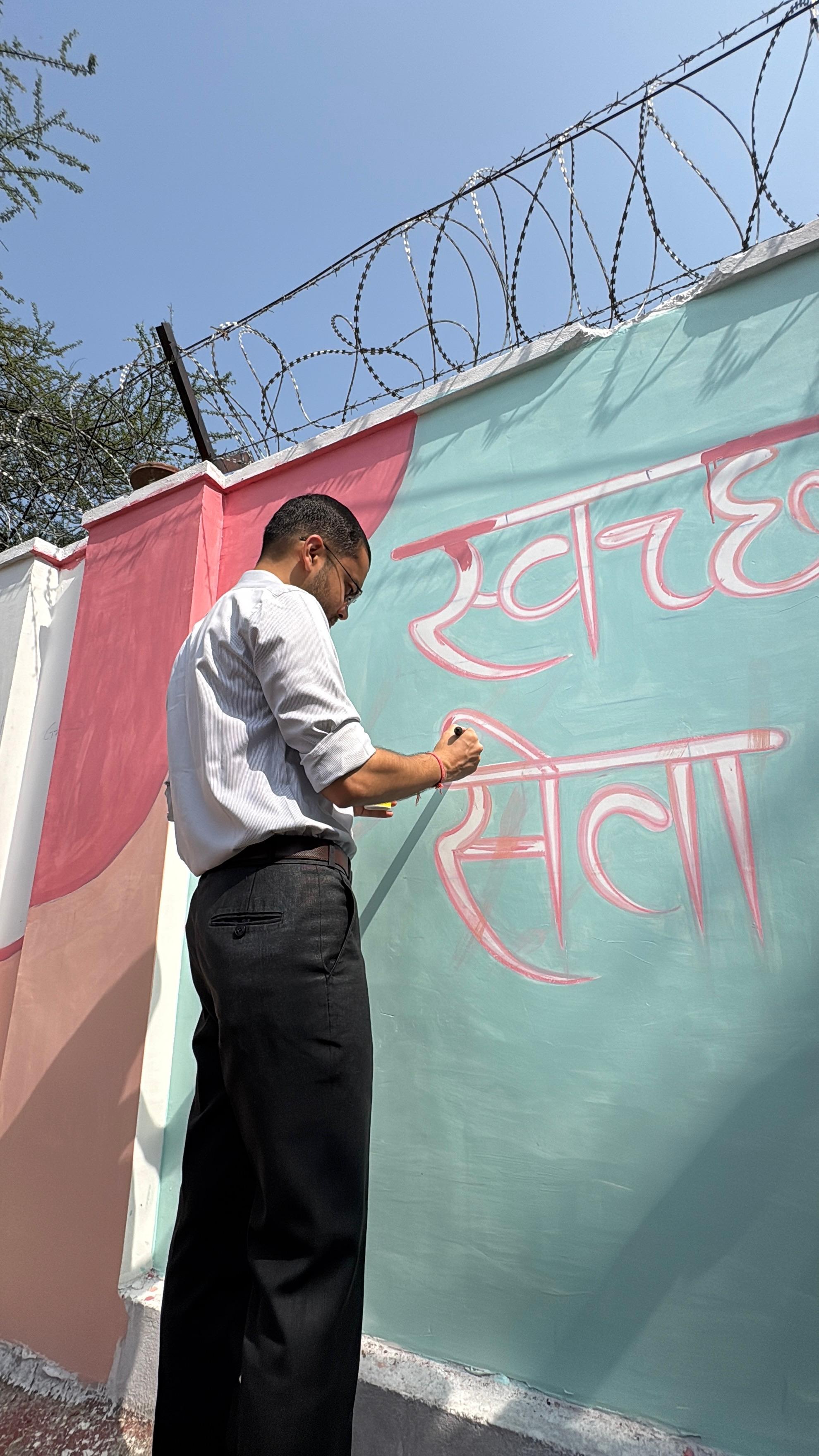 नगर निगम ग्रेटर आयुक्त डॉ गौरव सैनी ने बनाई स्वच्छता पेंटिंग नगर निगम ग्रेटर आयुक्त डॉ गौरव सैनी ने बनाई स्वच्छता पेंटिंग