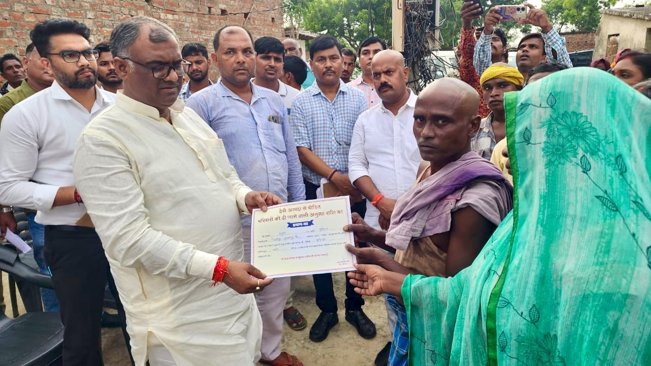 आर्थिक सहायता प्रदान करते हुए राज्य मंत्री गिरीश चंद्र यादव आर्थिक सहायता प्रदान करते हुए राज्य मंत्री गिरीश चंद्र यादव
