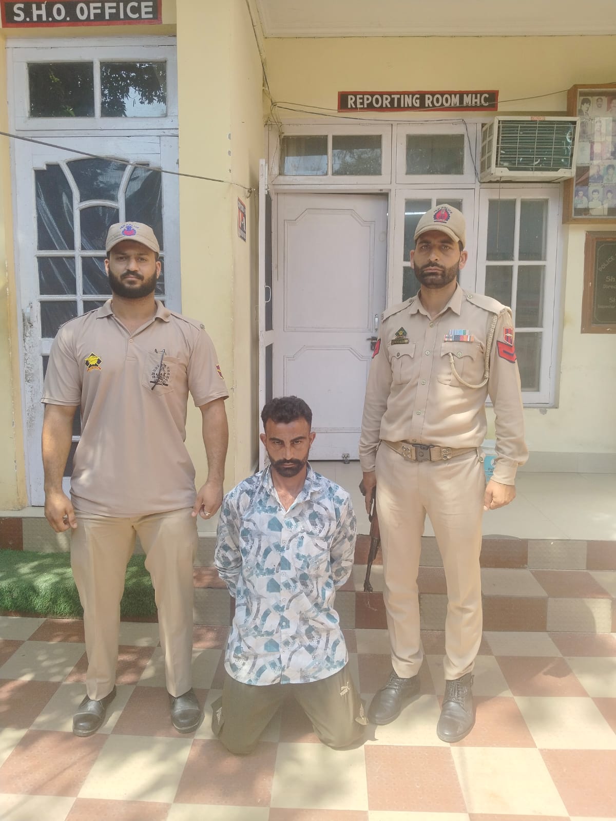 जम्मू पुलिस स्टेशन ने गुज्जर नगर इलाके से एक ड्रग तस्कर को हेरोइन के साथ किया गिरफ्तार जम्मू पुलिस स्टेशन ने गुज्जर नगर इलाके से एक ड्रग तस्कर को हेरोइन के साथ किया गिरफ्तार