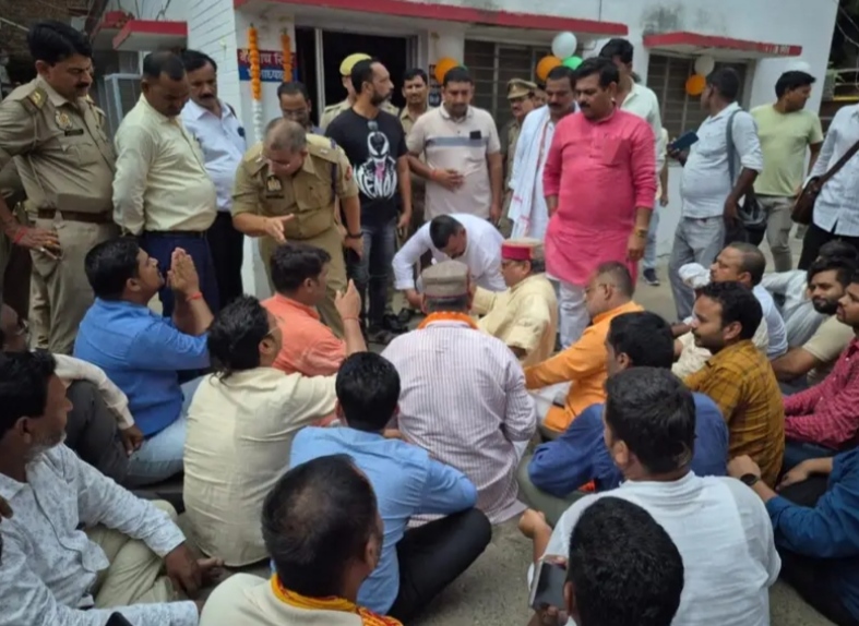 कटरा कोतवाली परिसर में धरने पर बैठे भाजपा नेता और कार्यकर्ता।
