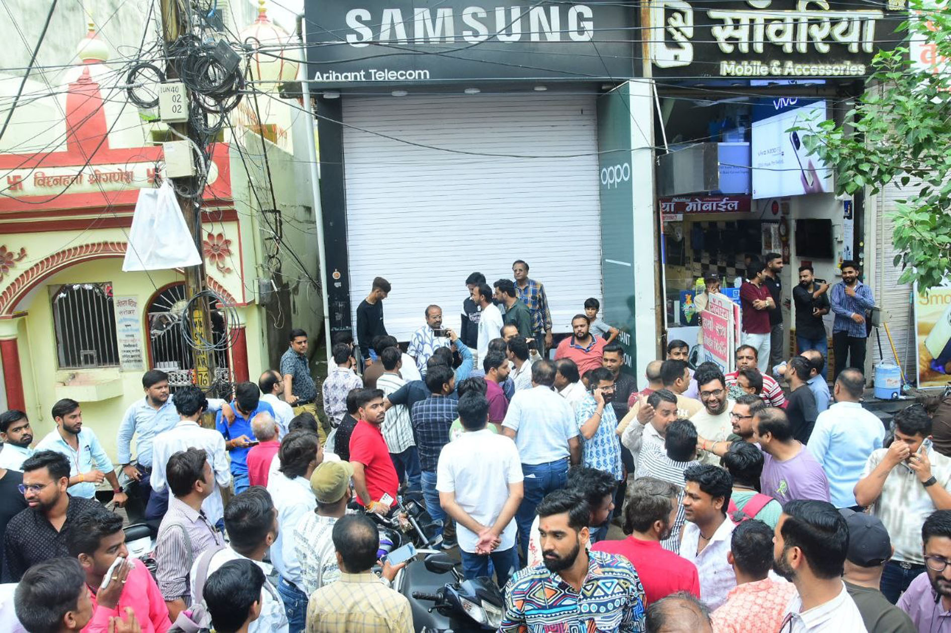 मोबाइल दुकान से 30 लाख के मोबाइल चोरी, व्यापारियों ने किया चक्का जाम