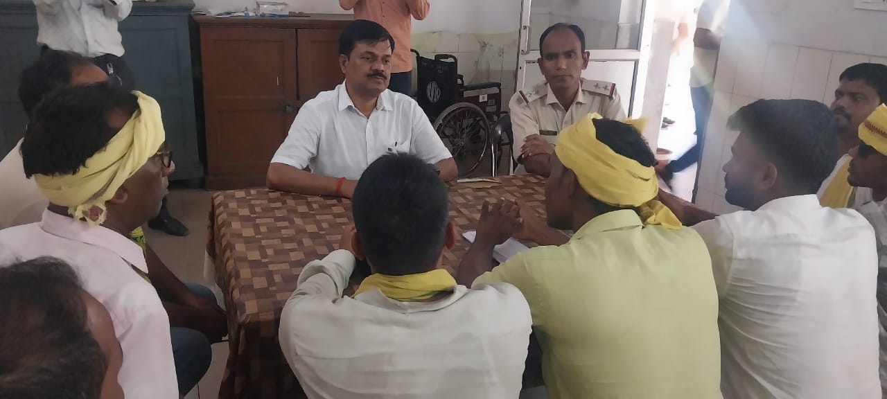 आंदोलनकारी से बात करते अंचल अधिकारी