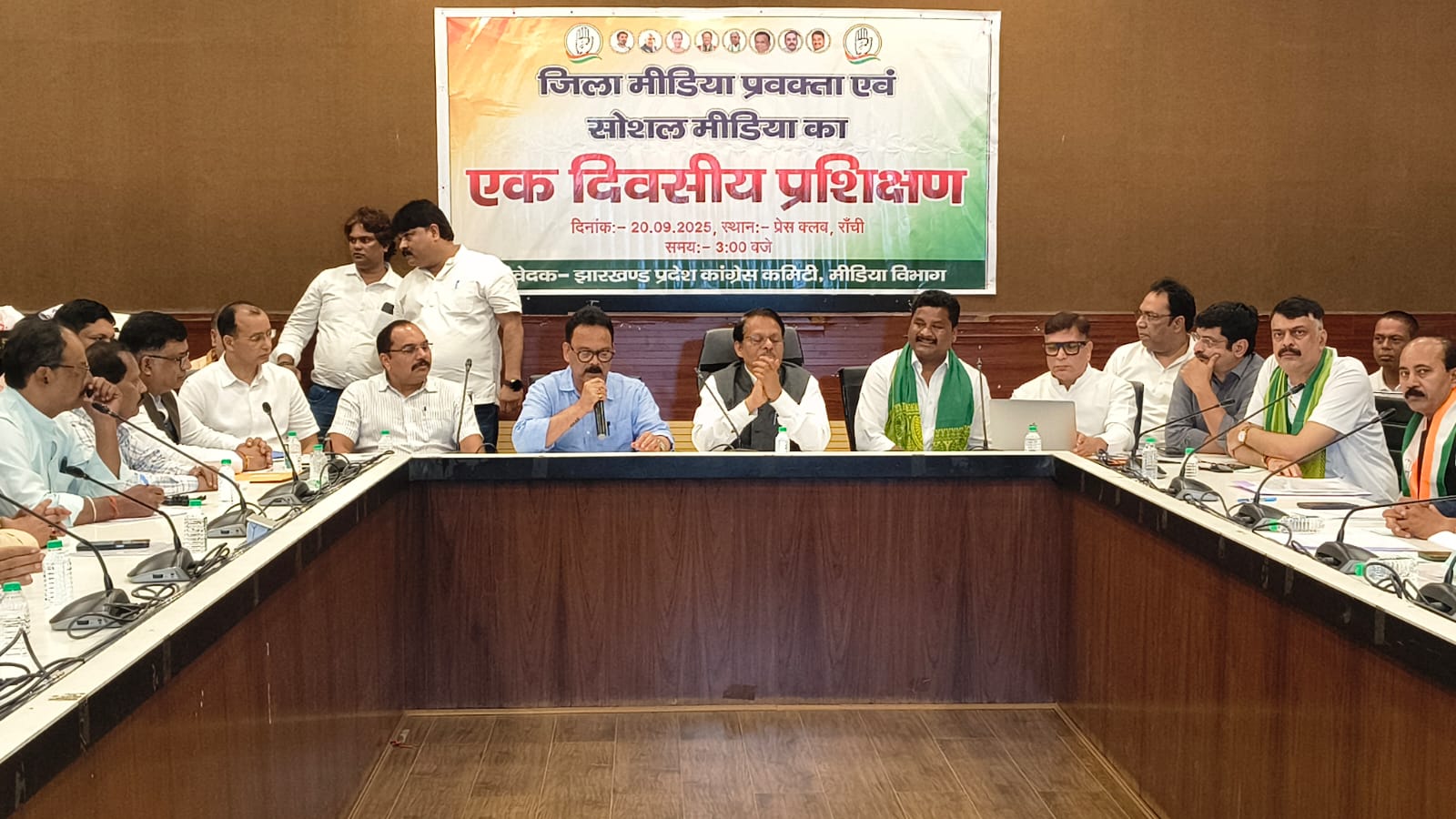 कांग्रेस की  बैठक में मौजूद पार्टी के नेता