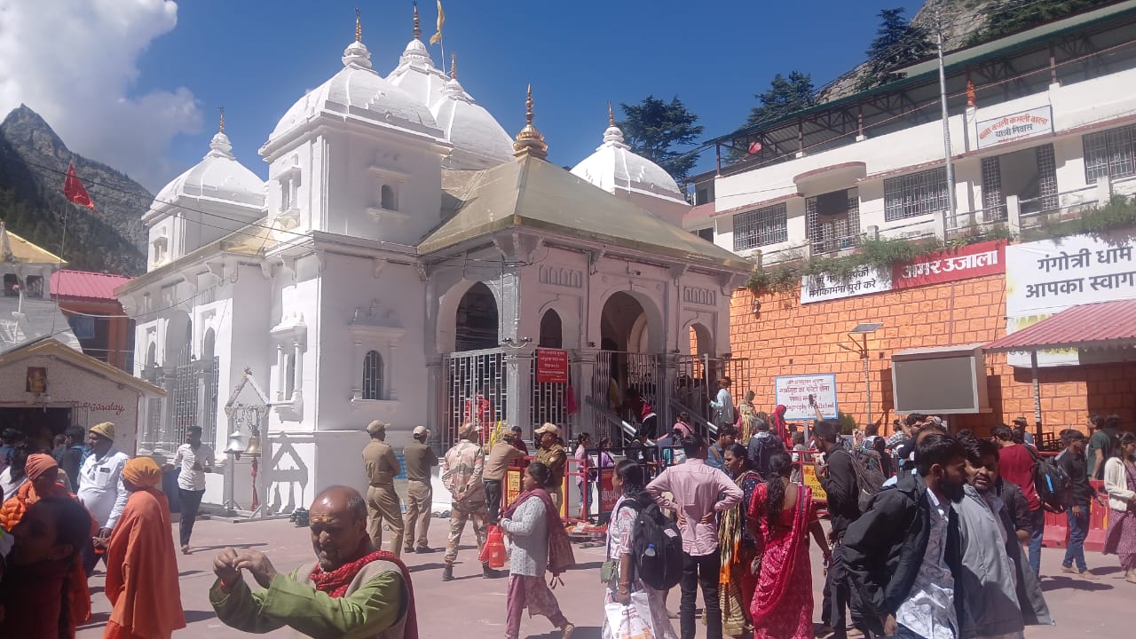 गंगोत्री यमुनोत्री धामों में श्रद्धालुओं की लाइन कुछ यूं लगी गंगोत्री यमुनोत्री धामों में श्रद्धालुओं की लाइन कुछ यूं लगी