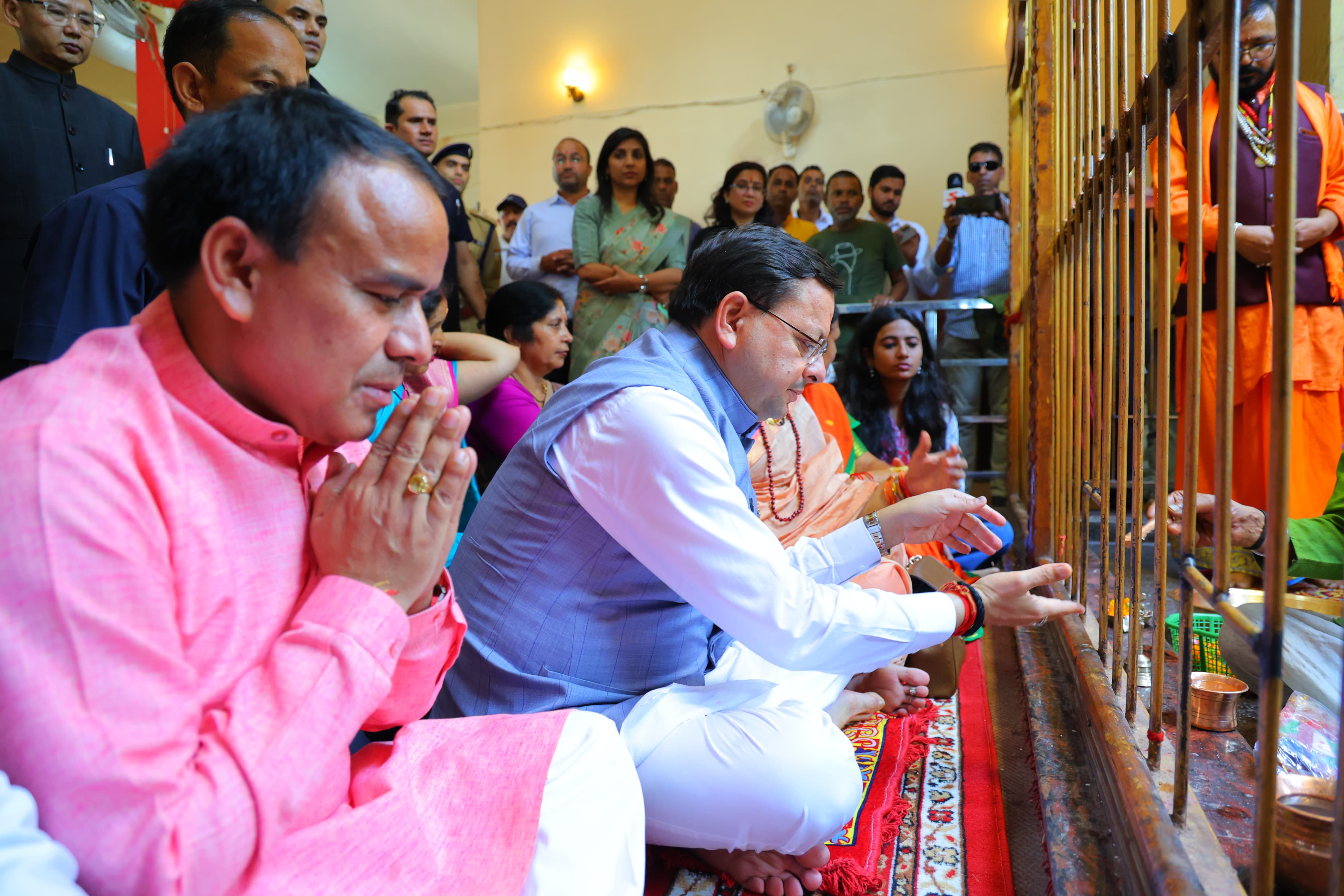 धारी देवी मंदिर में पूजा अर्चना करते सीएम धारी देवी मंदिर में पूजा अर्चना करते सीएम