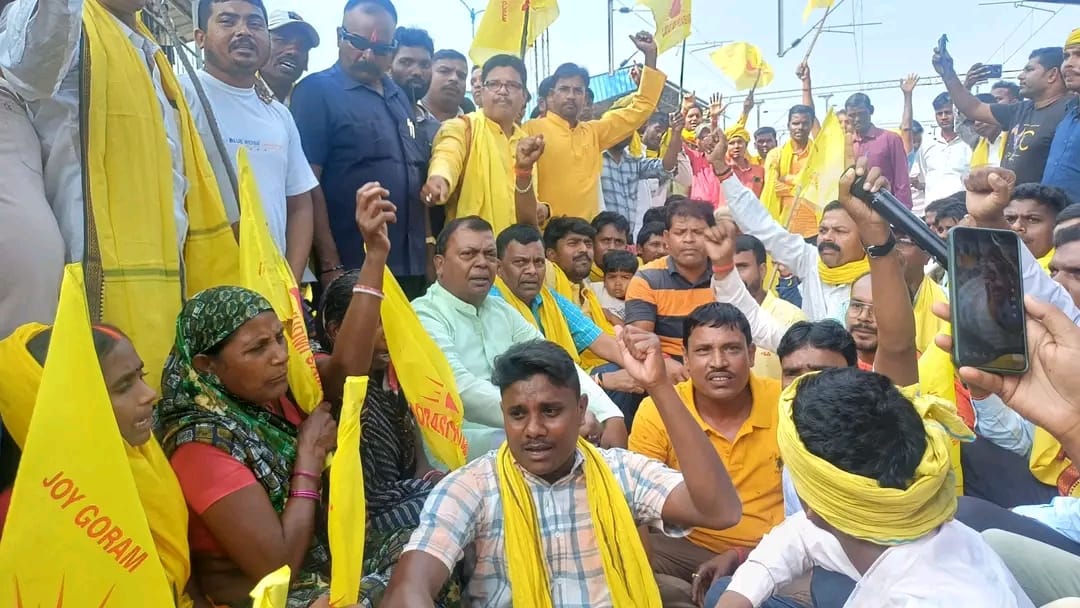 रेलवे ट्रैक पर बैठे सांसद चंद्र प्रकाश चौधरी रेलवे ट्रैक पर बैठे सांसद चंद्र प्रकाश चौधरी