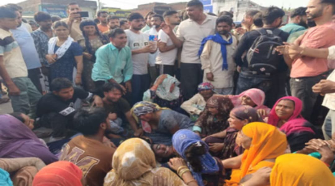 थाने पर प्रदर्शन करते हुए ग्रामीण