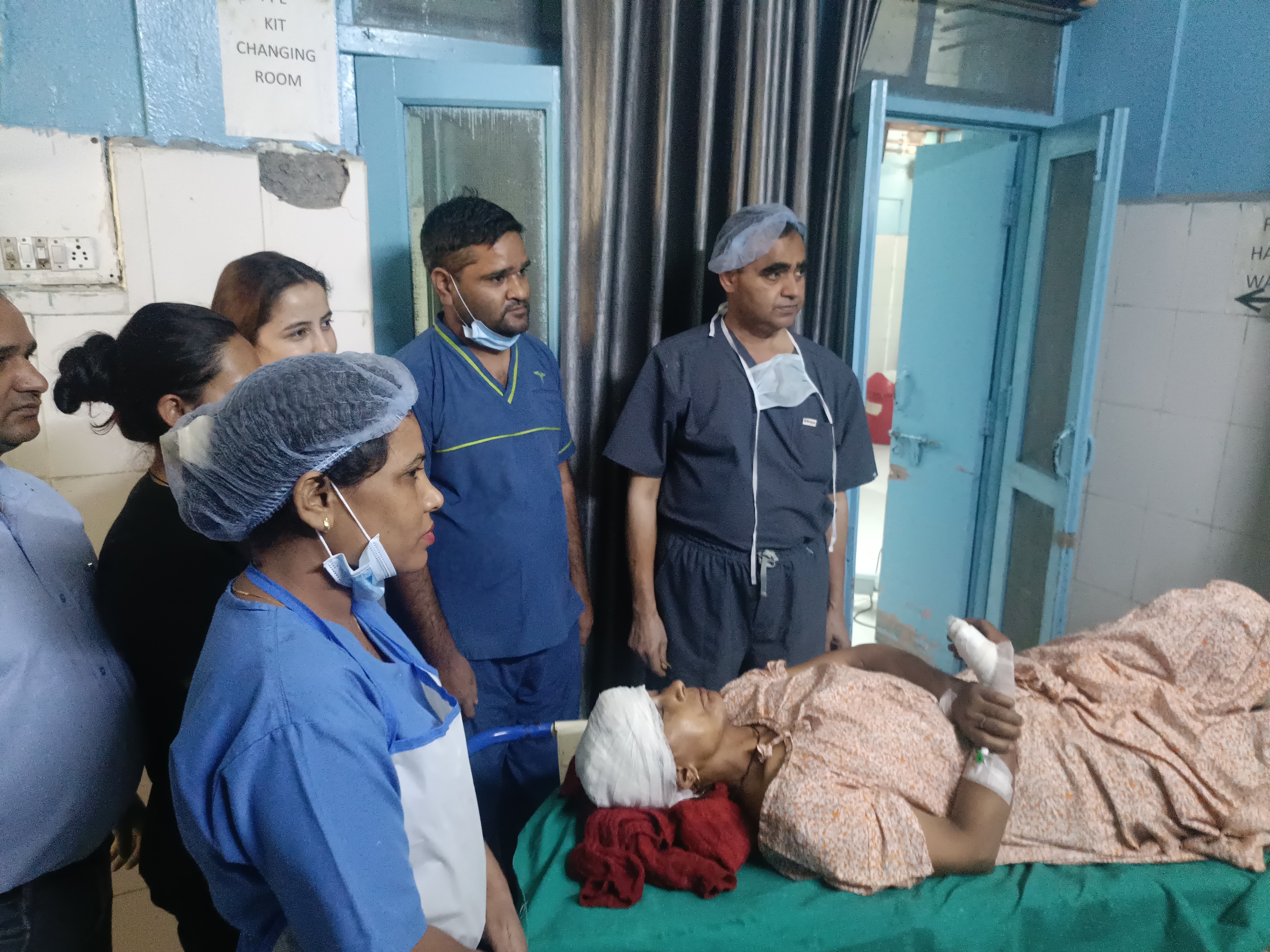 भालू के महले से घायल महिला का जिला अस्पताल में उपचार करते हुए डॉ
