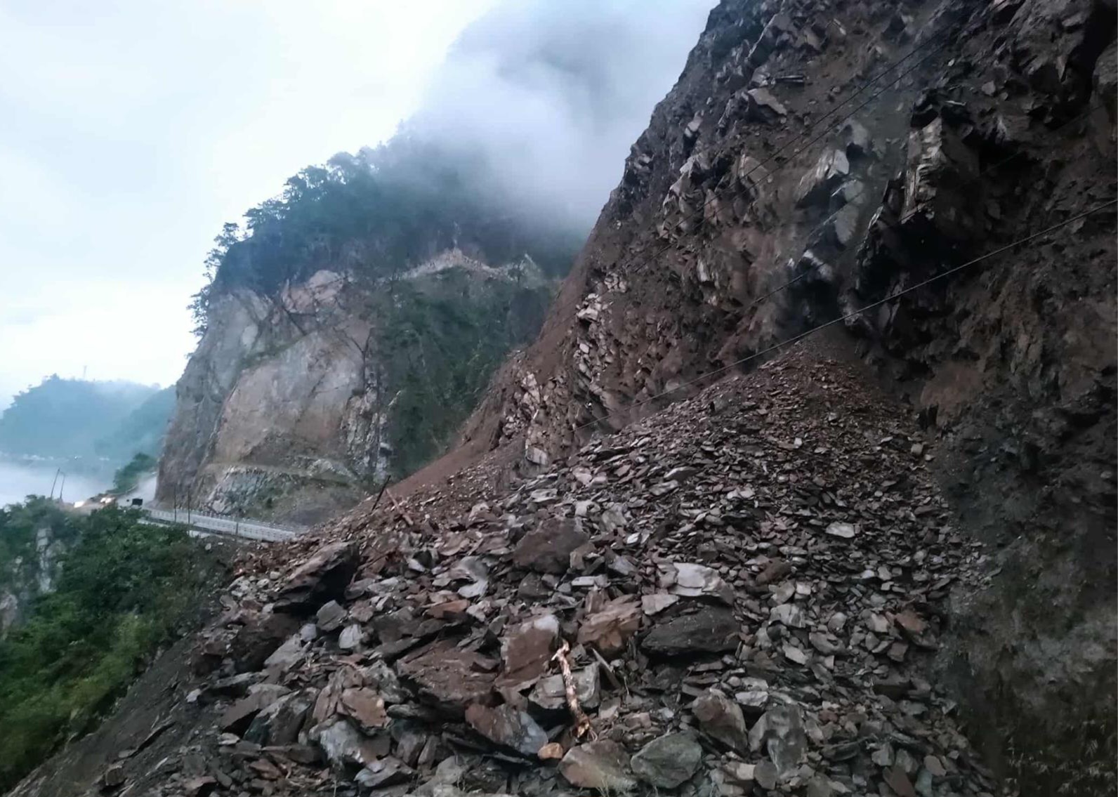 भूस्खलन से राजमार्ग अवरुद्ध भूस्खलन से राजमार्ग अवरुद्ध