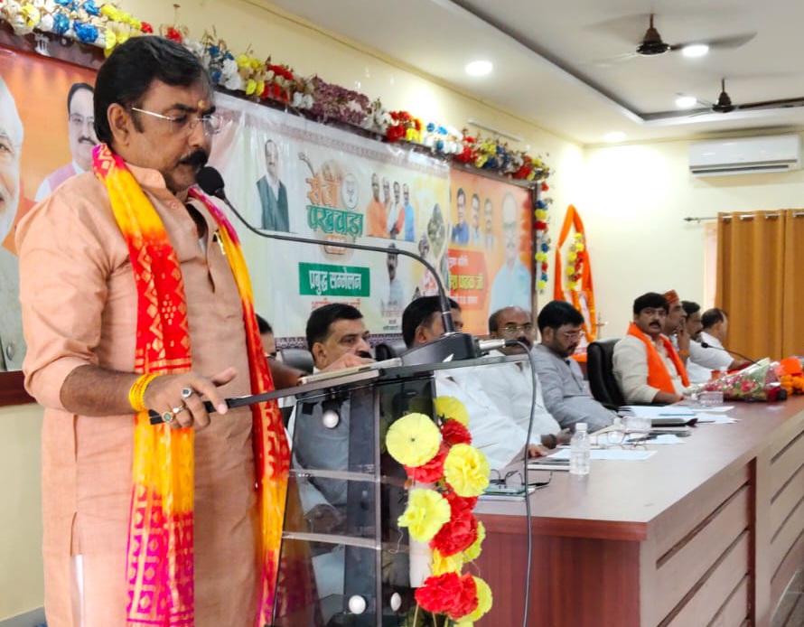 कार्यक्रम में संबोधित करते हुए  शंकर गिरी
