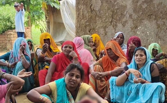 घटना के बाद मौके पर मौजूद ग्रामीण महिलाएं