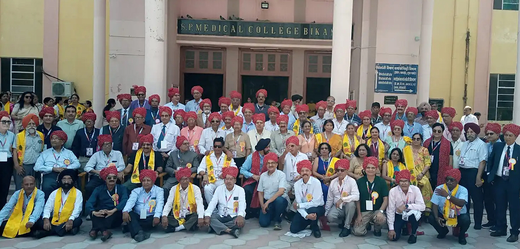 देश विदेश से आए चिकित्सकों ने किया गुरुजनों का सम्मान