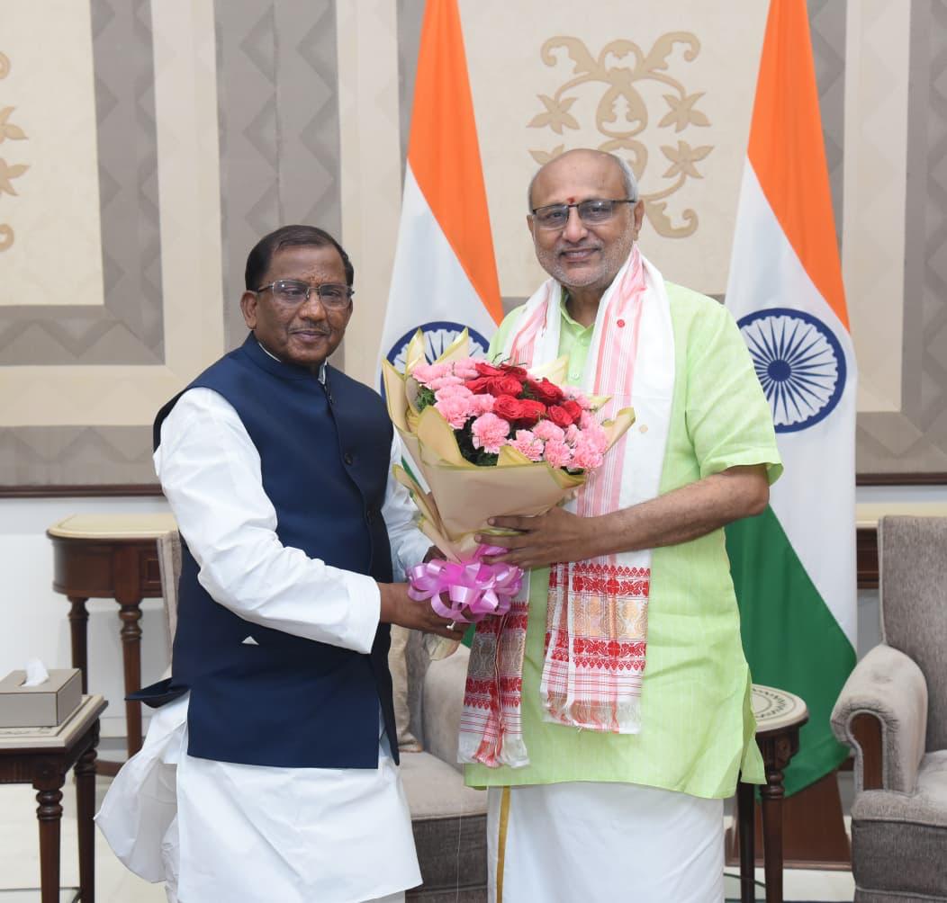 असम के राज्यपाल लक्ष्मण प्रसाद आचार्य उपराष्ट्रपति से मुलाकात करते हुए। असम के राज्यपाल लक्ष्मण प्रसाद आचार्य उपराष्ट्रपति से मुलाकात करते हुए।