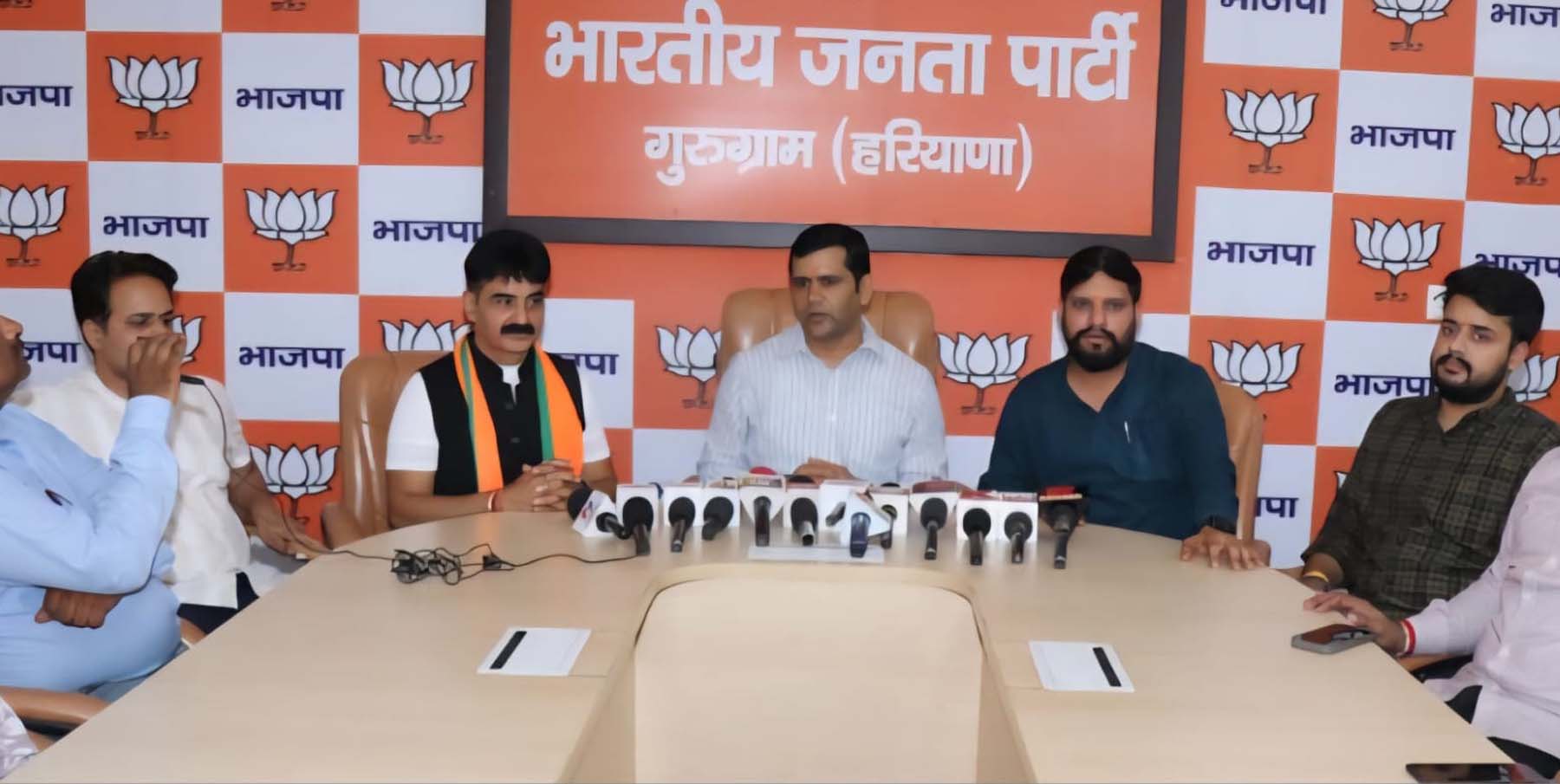 गुरुग्राम भाजपा कार्यालय में पत्रकारों से बात करते जिला अध्यक्ष सर्वप्रिय त्यागी।