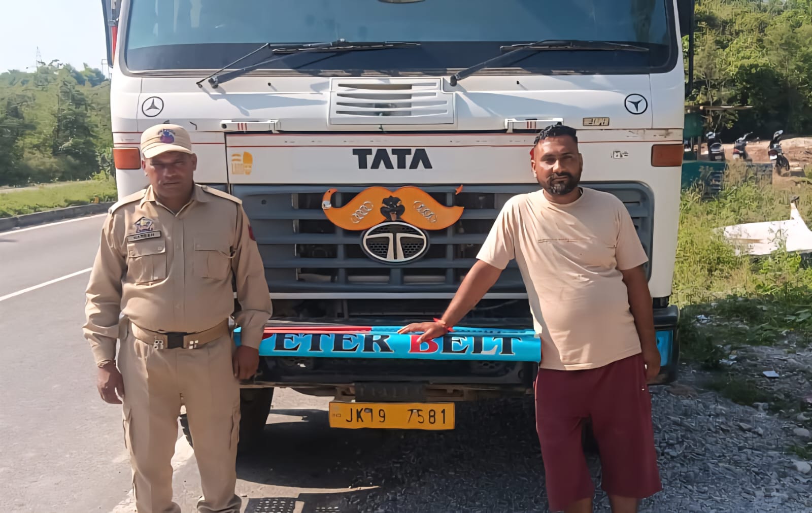 झज्जर कोटली पुलिस ने ग्रामीण क्षेत्र में 2 वाहन किए जब्त झज्जर कोटली पुलिस ने ग्रामीण क्षेत्र में 2 वाहन किए जब्त