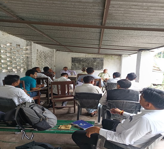 प्रयाराज में उद्यान अधिकारी एवं मौन विशेषज्ञ सुरेश कुमार मधुमक्खी पालन के संबंध में अभ्यार्थियों को जानकारी देने का छाया चित्र