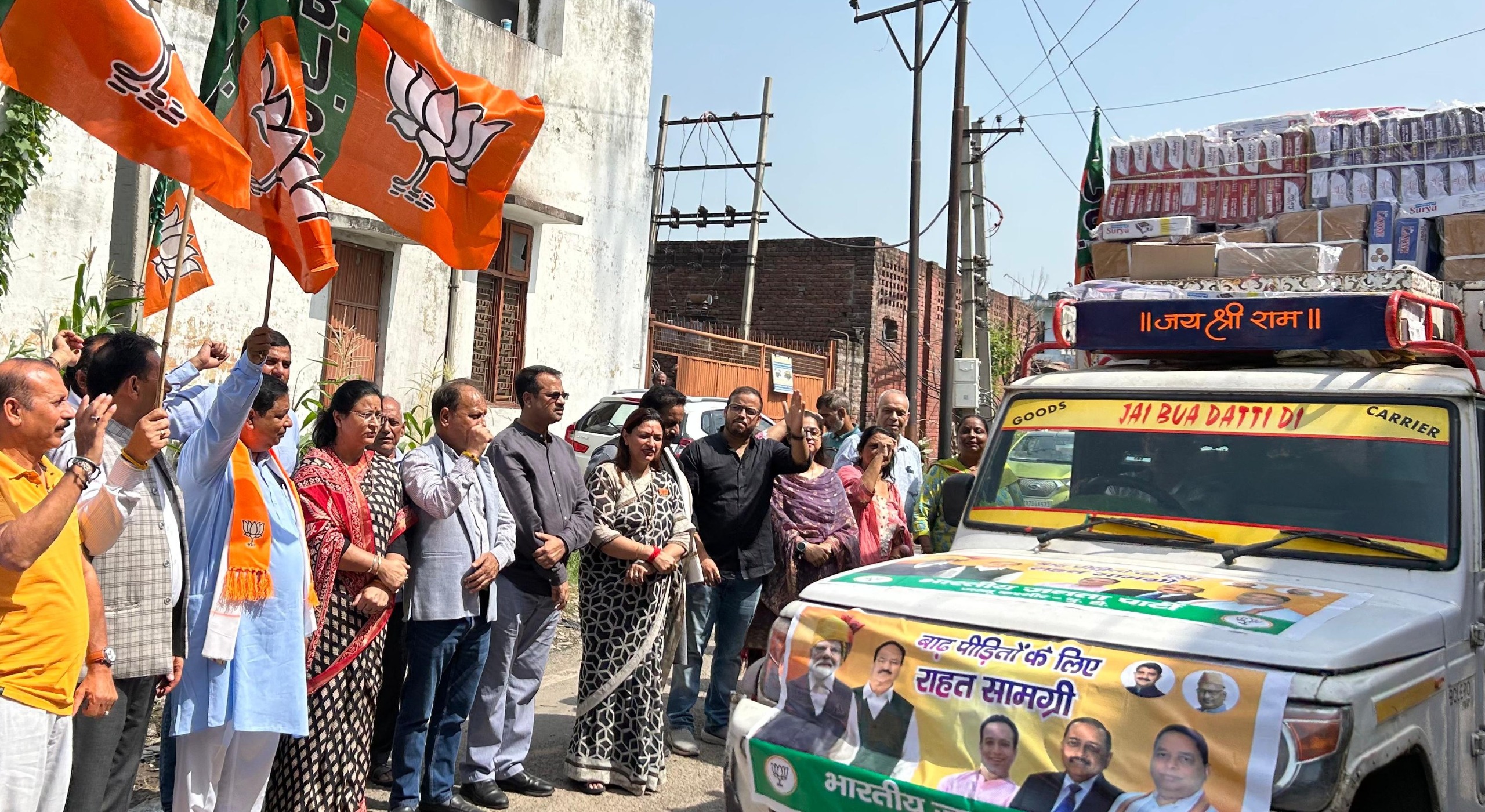 सत शर्मा ने बाढ़ पीड़ितों के लिए राहत सामग्री की रवाना सत शर्मा ने बाढ़ पीड़ितों के लिए राहत सामग्री की रवाना