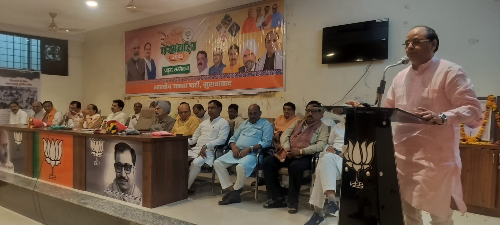 मुरादाबाद में भाजपा जिला कार्यालय पर भाजपा  महानगर व जिला इकाई के संयुक्त तत्वाधान में आयोजित प्रबुद्ध वर्ग संवाद सम्मेलन में बोलते क्षेत्रीय अध्यक्ष सत्येंद्र सिसोदिया।