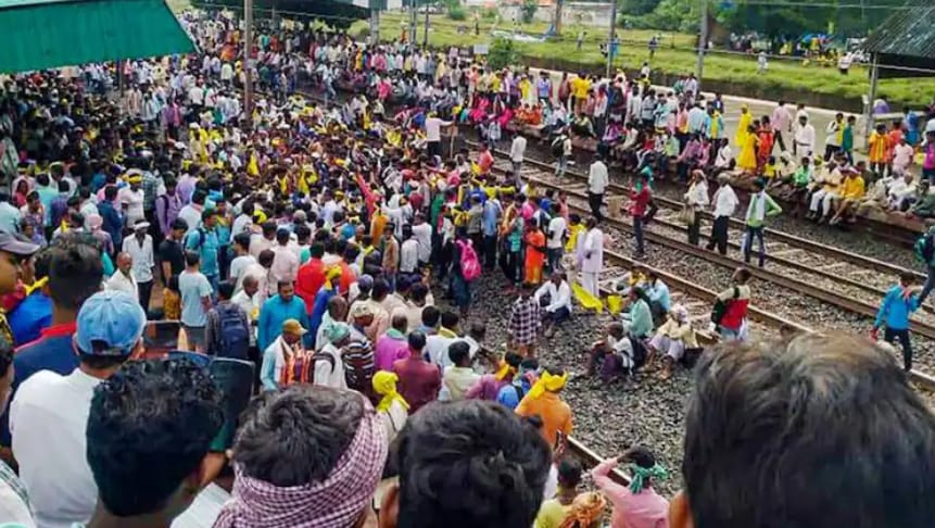 रेलवे ट्रैक पर प्रदर्शन करतेलोग रेलवे ट्रैक पर प्रदर्शन करतेलोग