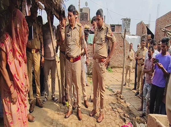 घटनास्थल पर परिवार से पूछताछ करती पुलिस